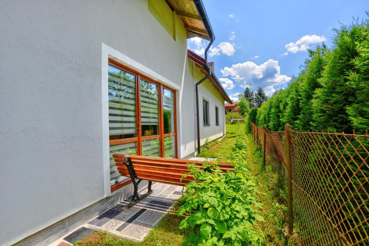 Ceglany Apartament Ustrzyki Dolne Esterno foto